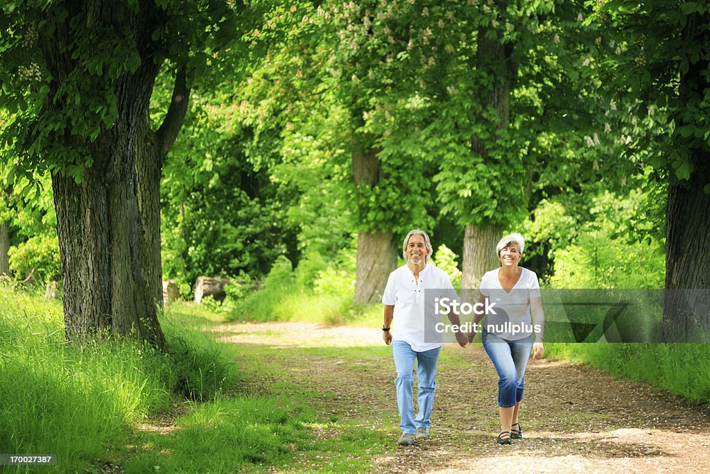 couple senior prendre à pied - Photo de Activité libre de droits