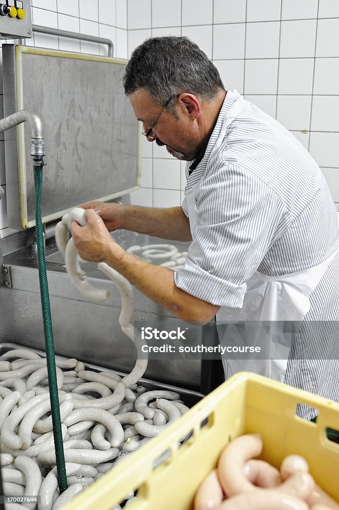 Butcher produce tradicional Suiza, salchicha Bratwurst - Foto de stock de 50-59 años libre de derechos