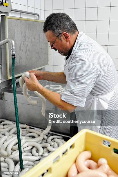 Butcher Produce Tradicional Suiza Salchicha Bratwurst Foto de stock y más banco de imágenes de 50-59 años
