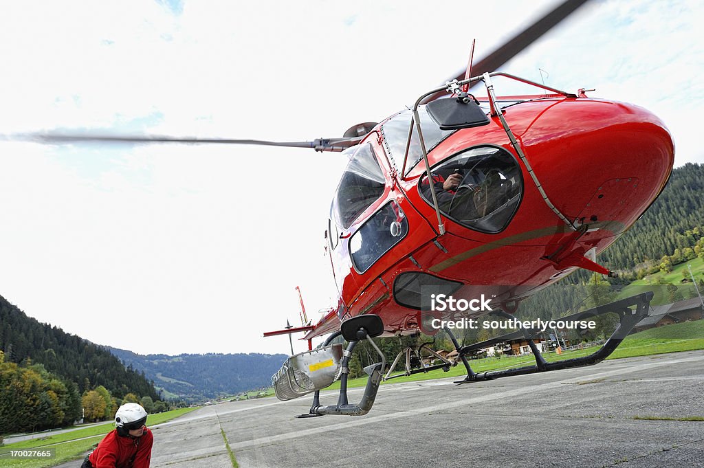 モダンな多目的に着陸するヘリコプター飛行場 - ヘリコプターのロイヤリティフリーストックフォト