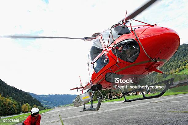 モダンな多目的に着陸するヘリコプター飛行場 - ヘリコプターのストックフォトや画像を多数ご用意 - ヘリコプター, 着陸する, 外壁
