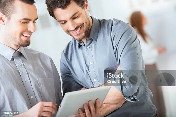 Dois Homens De Negócios Com Tablet Digital - Fotografias de stock e mais imagens de Adulto - Adulto, Colega de trabalho, Colleague