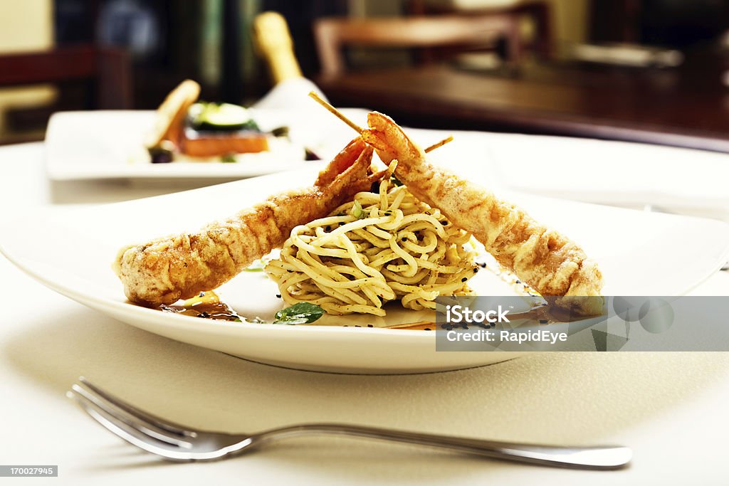 Twin com tempura de camarão com Macarrão crocante ninho no elegante restaurante - Foto de stock de Antepasto royalty-free