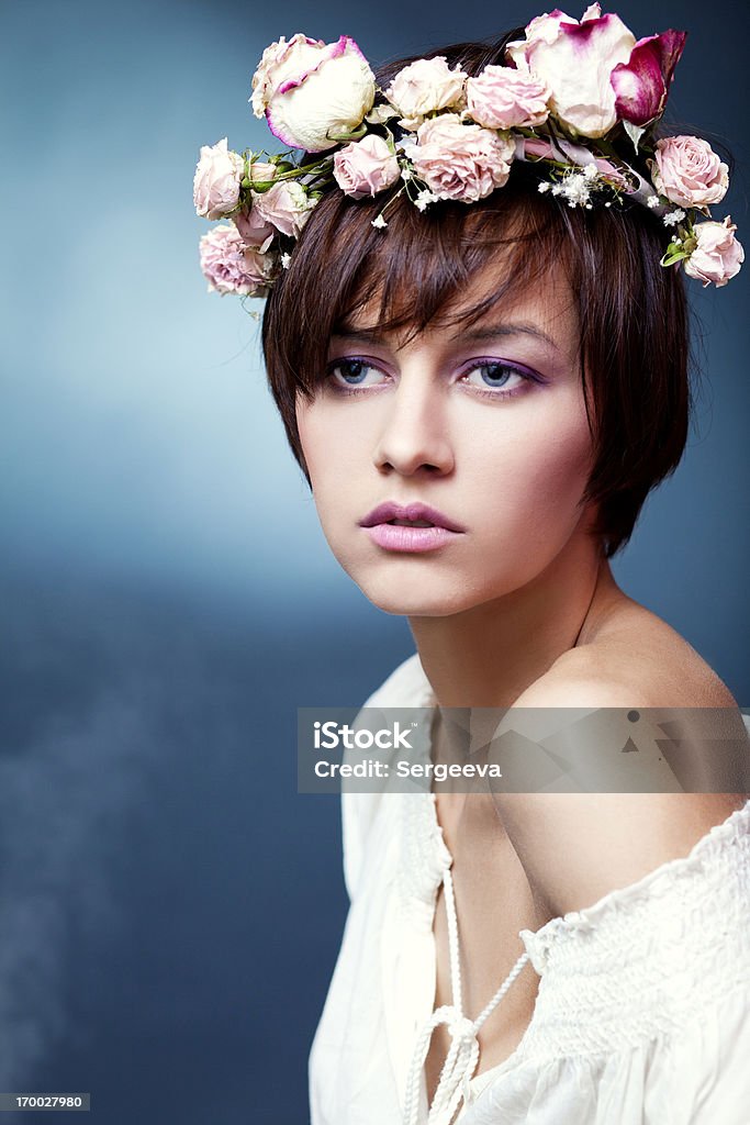 Qu'il soit plus tendre. Belle femme avec des fleurs. - Photo de 20-24 ans libre de droits