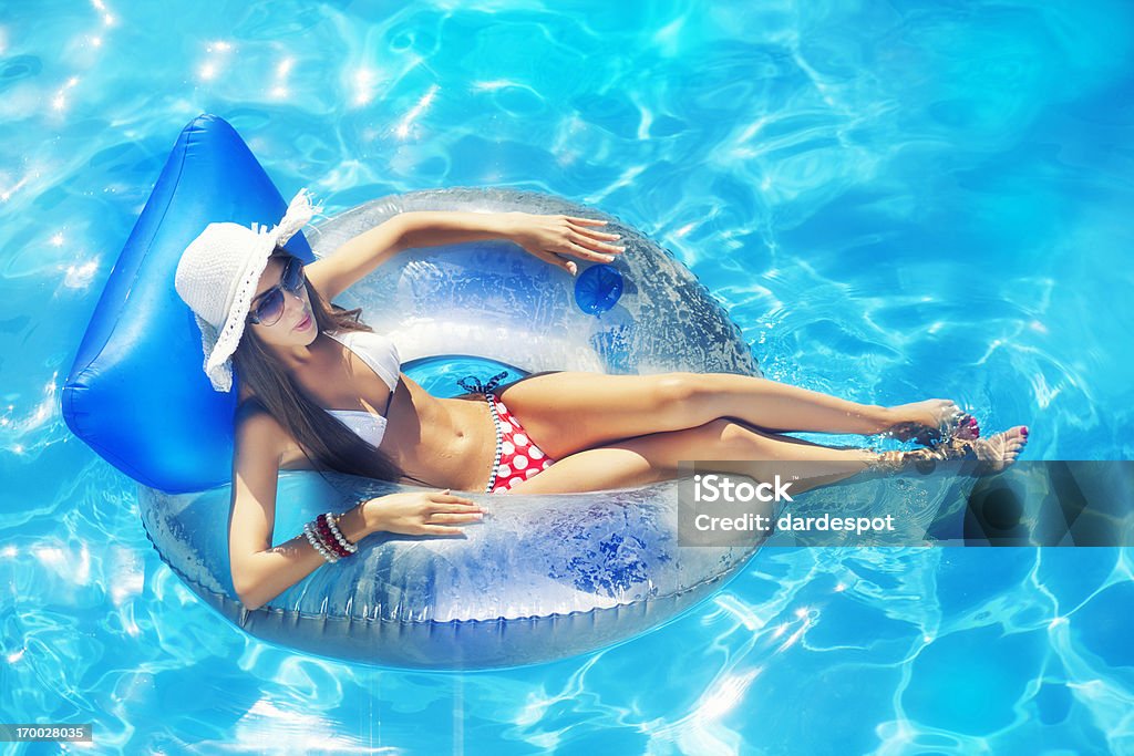 Séduisante jeune femme flottant - Photo de Bouée gonflable libre de droits