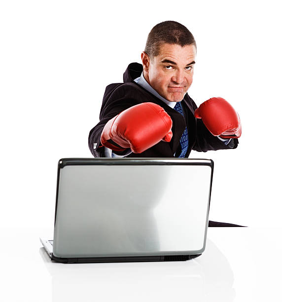 biznesmen w rękawice bokserskie z laptopa; jego danych jest bezpieczny! - re2012019 zdjęcia i obrazy z banku zdjęć