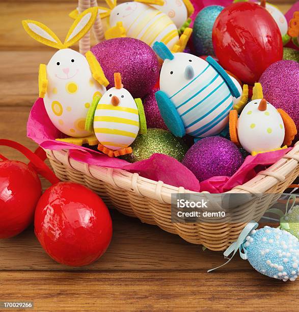 Photo libre de droit de Panier De Pâques Avec Des Oeufs Colorés banque d'images et plus d'images libres de droit de Bois massif - Bois massif, Cadeau, Cultures