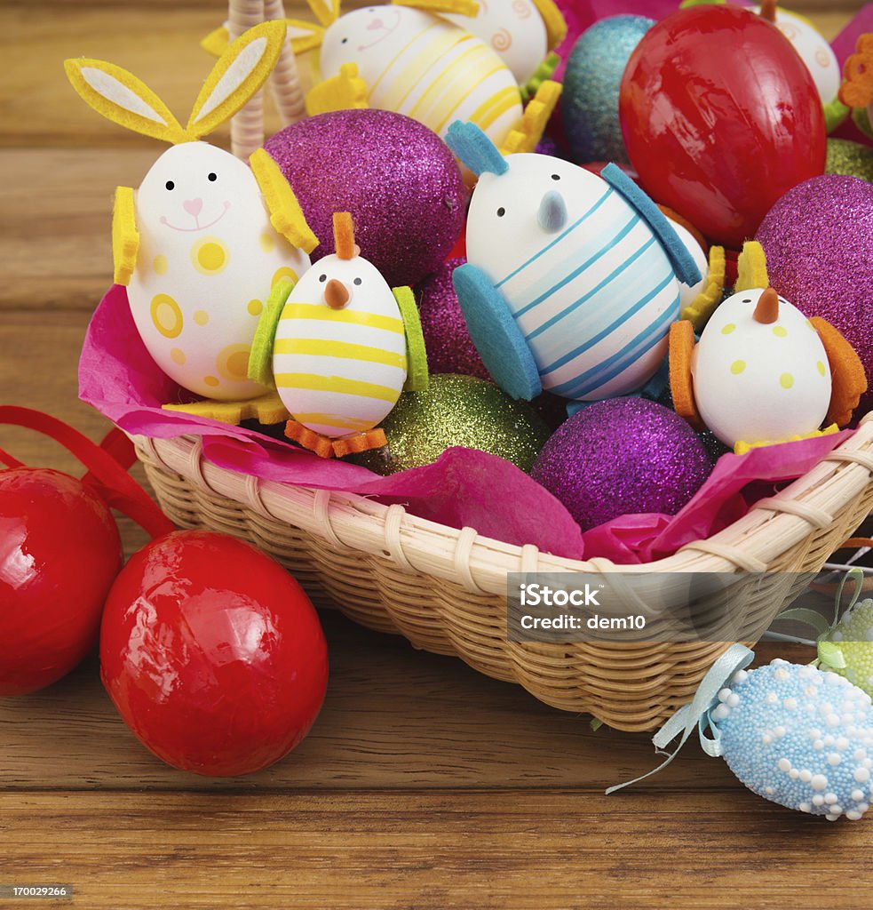 Wielkanocny kosz z kolorowych jaj - Zbiór zdjęć royalty-free (Bez ludzi)