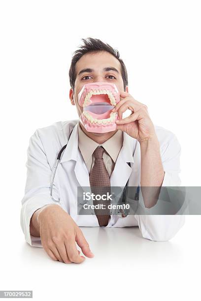 Homem A Segurar Num Conjunto De Dentadura - Fotografias de stock e mais imagens de Divertimento - Divertimento, Dentadura, Doutor