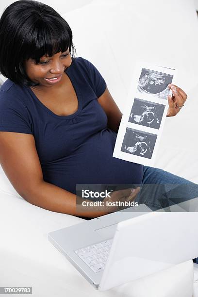 妊娠中の女性の幸せなアフリカ系アメリカ人の共有スキャンでインターネット - 医療用スキャンのストックフォトや画像を多数ご用意 - 医療用スキャン, 女性一人, 妊娠