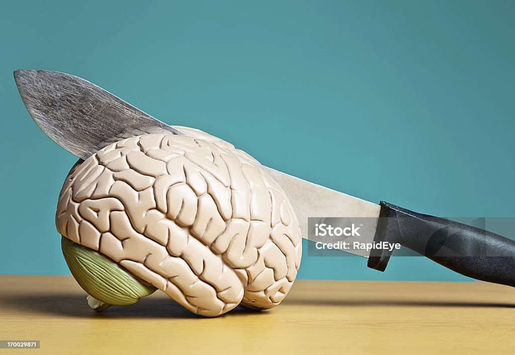 Répartition des maux de tête ! Grand Couteau côtelettes dans le modèle du cerveau - Photo de Apprentissage libre de droits