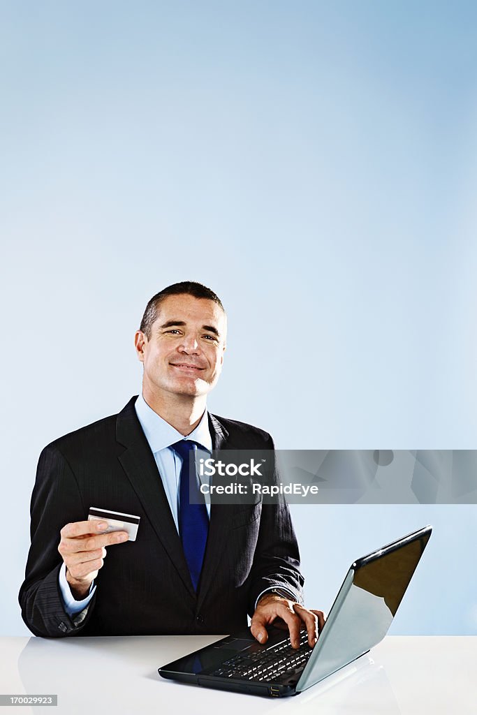 E-commerce è fantastico! Trasmissione Uomo d'affari con una carta di credito e portatile - Foto stock royalty-free di Accessibilità