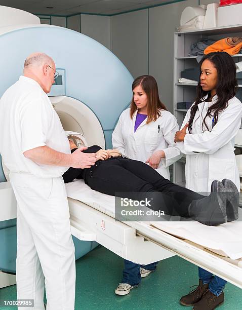 Donna Paziente Durante La Rmi Assistenza Amministratore Radiologo Due Medici - Fotografie stock e altre immagini di Apparecchiatura medica