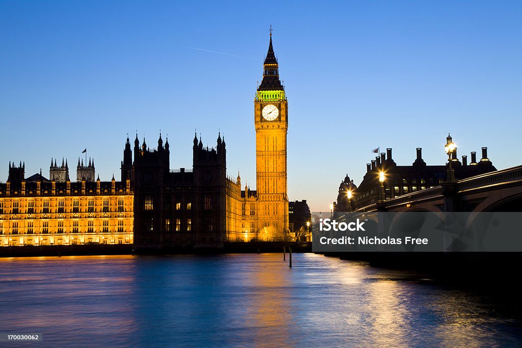 Casas del parlamento y Westminster Bridge en la noche - Foto de stock de Aire libre libre de derechos