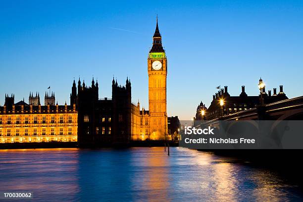 Casas Del Parlamento Y Westminster Bridge En La Noche Foto de stock y más banco de imágenes de Aire libre