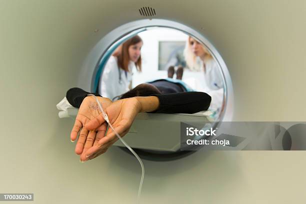 ブラックの若い女性を待っている Cat スキャンにコントラスト - CTのストックフォトや画像を多数ご用意 - CT, CTスキャナー, MRI検査