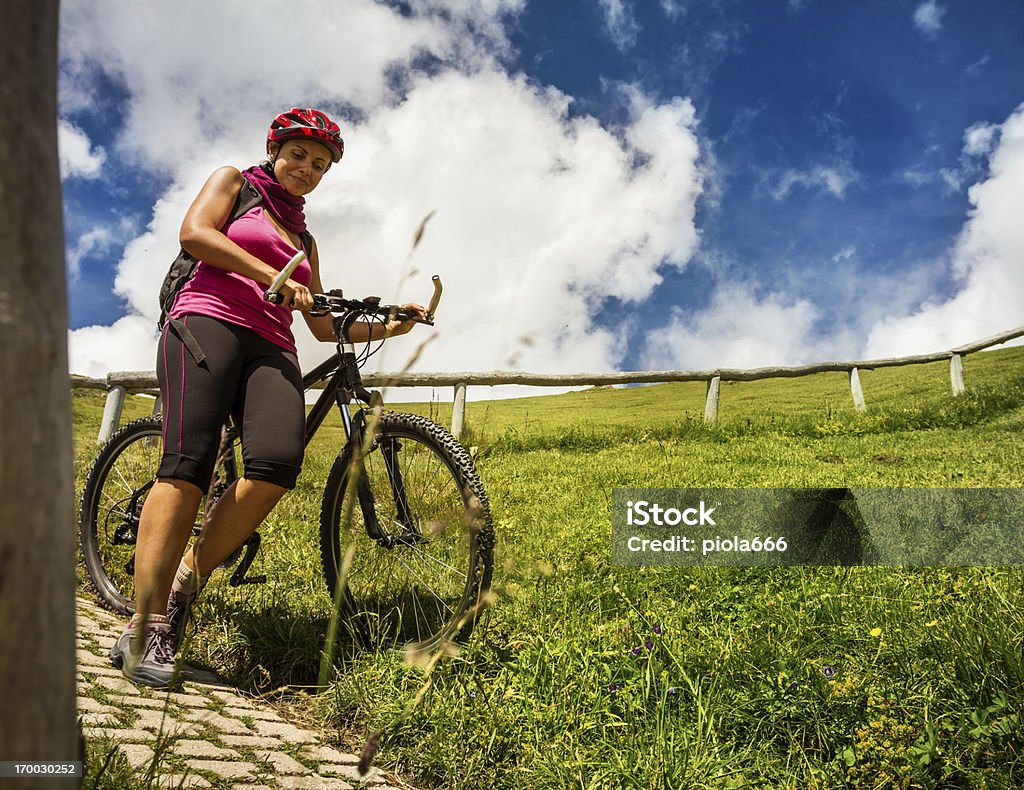 Chica en bicicleta de montaña en italiano alpes dolomíticos - Foto de stock de Adulto libre de derechos