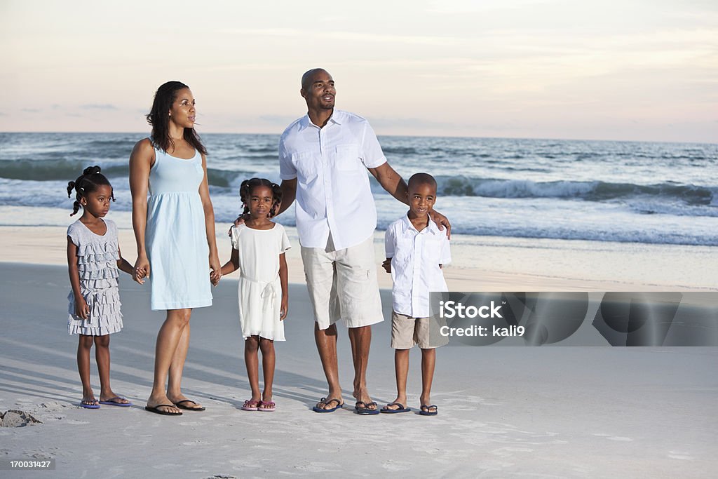 Rodzina na plaży - Zbiór zdjęć royalty-free (Horyzont)