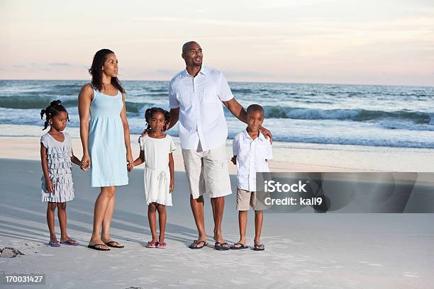 Rodzina Na Plaży - zdjęcia stockowe i więcej obrazów Horyzont - Horyzont, Ludzie, Rodzina
