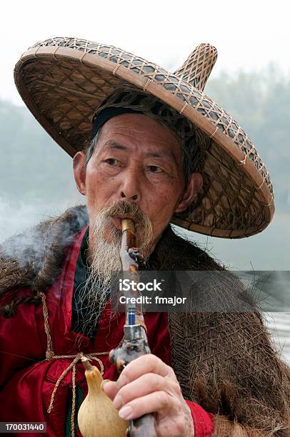 伝統的な中国の漁師 - 1人のストックフォトや画像を多数ご用意 - 1人, 60-64歳, かすみ