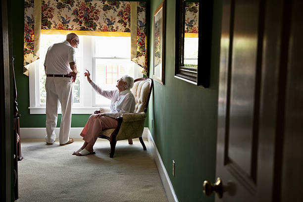 feliz casal de idosos conversando no quarto - sc0570 - fotografias e filmes do acervo