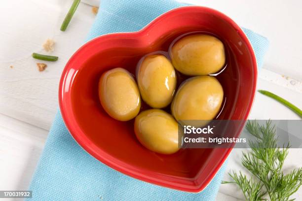 Aceitunas En Una Placa En Forma De Corazón Foto de stock y más banco de imágenes de Aceite de oliva - Aceite de oliva, Aceituna, Aceituna verde