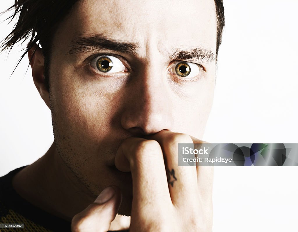 Портрет будто молодой человек, Кусать ногти nervously - Стоковые фото Крупный план роялти-фри