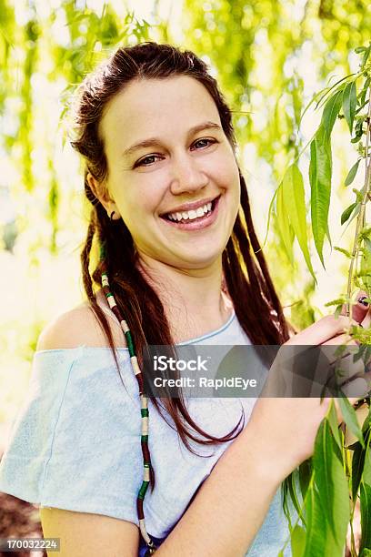 母なる自然で美しい若い笑顔の春の木 - 1人のストックフォトや画像を多数ご用意 - 1人, 20代, カメラ目線