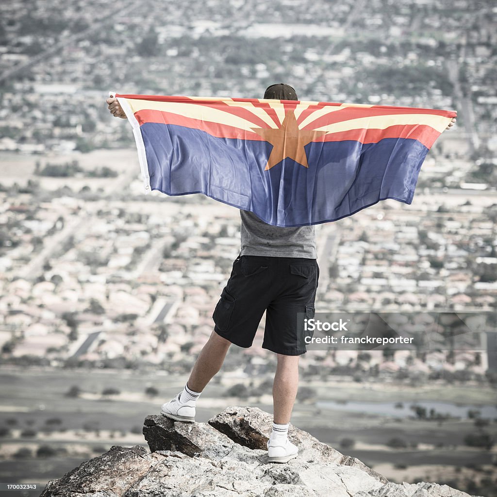 Hombre con bandera contra vista panorámica de la ciudad de phoenix, arizona - Foto de stock de Adulto libre de derechos