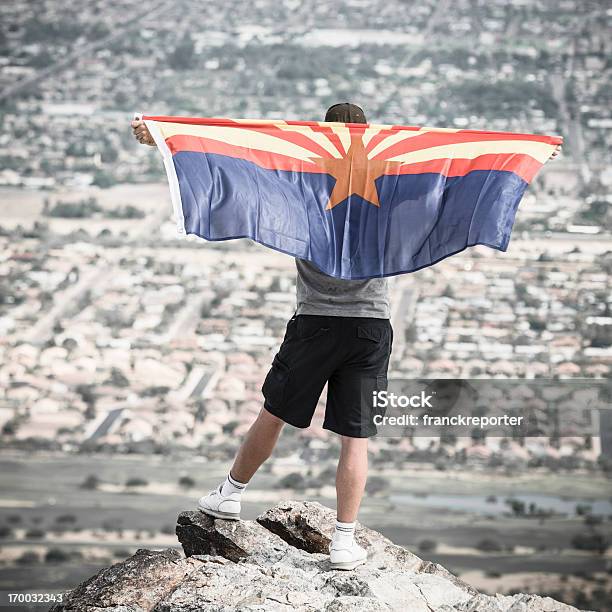 Hombre Con Bandera Contra Vista Panorámica De La Ciudad De Phoenix Arizona Foto de stock y más banco de imágenes de Adulto