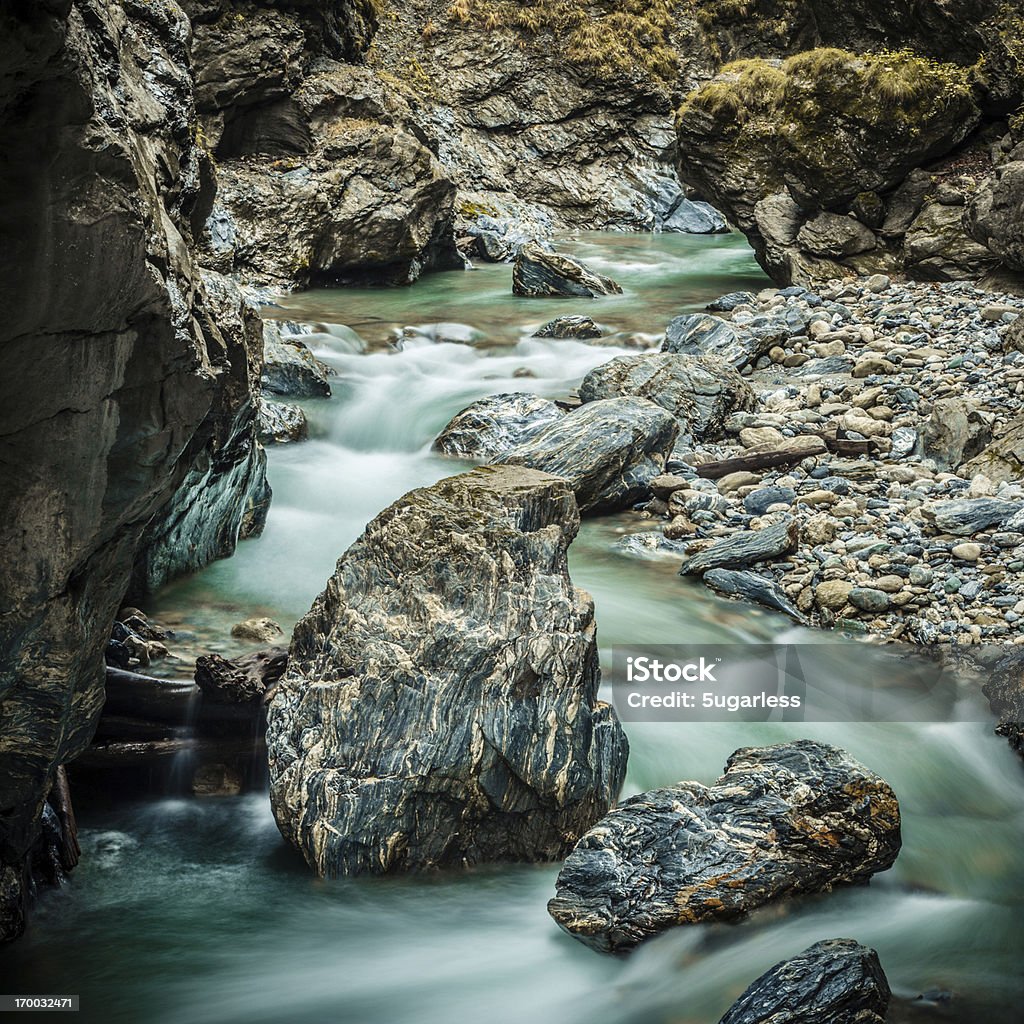 Pierres de marbre dans une rivière de montagne - Photo de Alpes européennes libre de droits