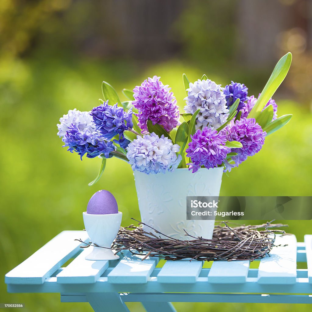 Hyacinths e Ovo de Páscoa, composição de primavera - Foto de stock de Balde royalty-free