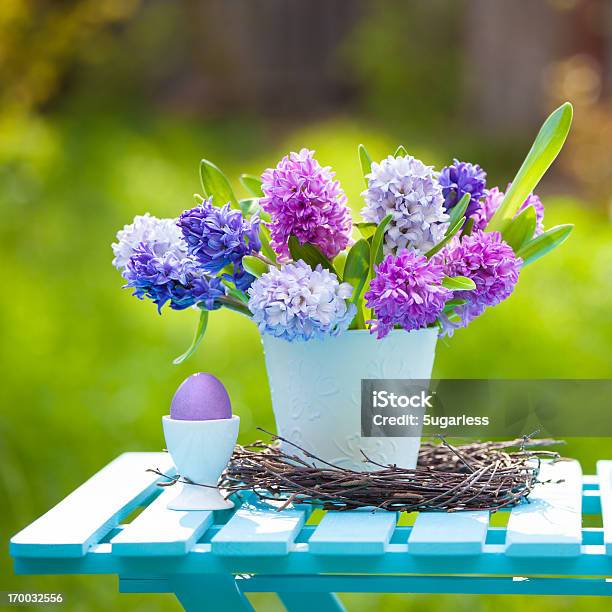 Foto de Hyacinths E Ovo De Páscoa Composição De Primavera e mais fotos de stock de Balde - Balde, Ovo, Ovo de animal