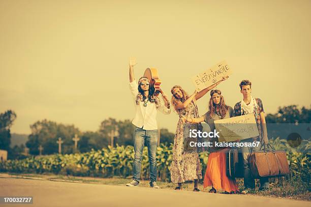 Foto de Hippie Hitchiking Grupo e mais fotos de stock de 1970-1979 - 1970-1979, Pedindo Carona, Hippie