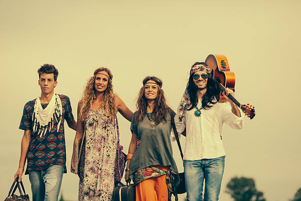 groupe d'amis posant des hippies - 1970s style women hippie retro revival photos et images de collection