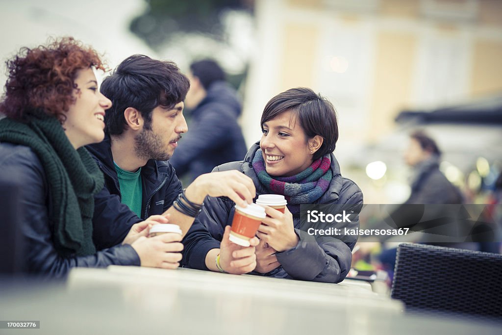 Grupo de amigos com uma bebida quente no Inverno - Royalty-free Adolescente Foto de stock