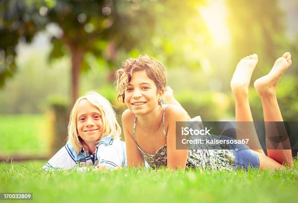 Kinder Liegen Auf Gras Lächeln Stockfoto und mehr Bilder von Bruder - Bruder, Einfaches Leben, Entspannung