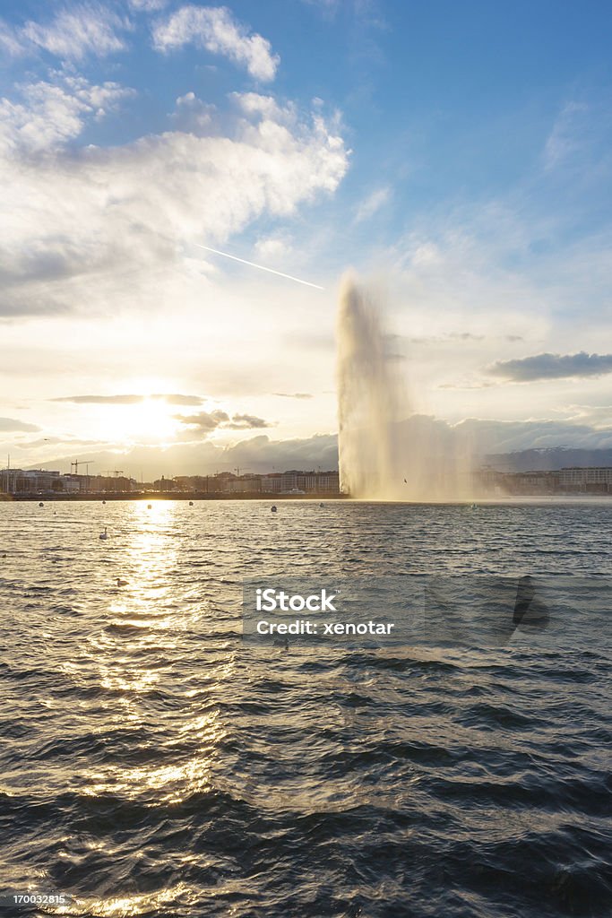 Lago Genebra e o Jet D'eau e pôr-do-sol dos Alpes - Foto de stock de Genebra royalty-free