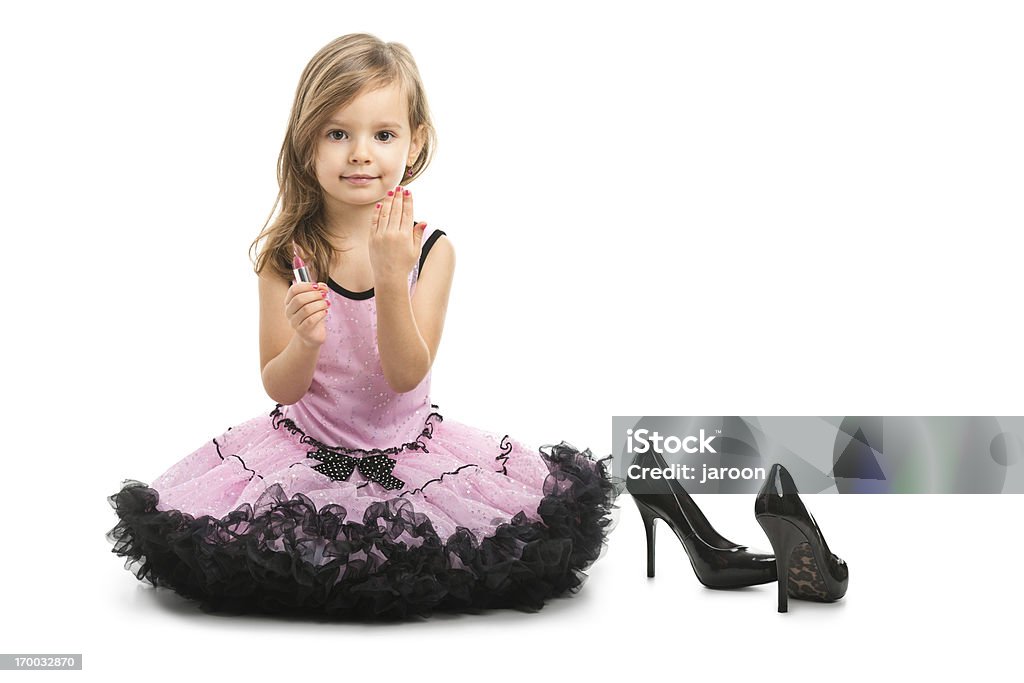 Retrato de menina em um vestido cor-de-rosa pequeno - Foto de stock de Batom royalty-free