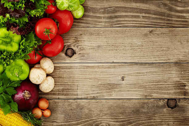 sani ortaggi biologici su uno sfondo di legno - brussels sprout vegetable organic healthy eating foto e immagini stock