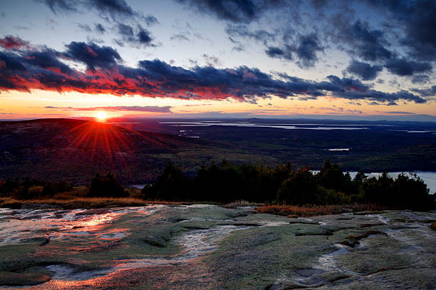 blick auf den sonnenaufgang von cadillac mountain und dem acadia national park, maine - cadillac mountain stock-fotos und bilder