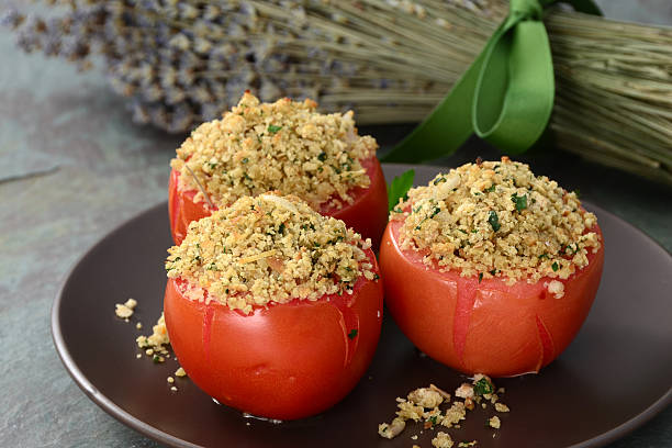 sauce gefüllte tomaten - stuffed tomato stock-fotos und bilder