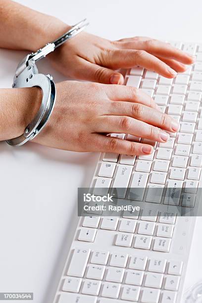 Foto de Handcuffed E Slaving De Distância No Teclado De Computador e mais fotos de stock de Adulto