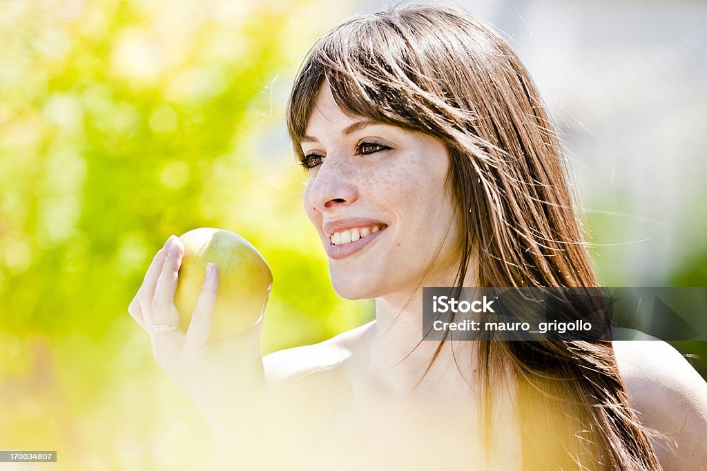Feliz mulher comer maçã em um parque. Estilo de vida saudável. - Royalty-free 20-29 Anos Foto de stock