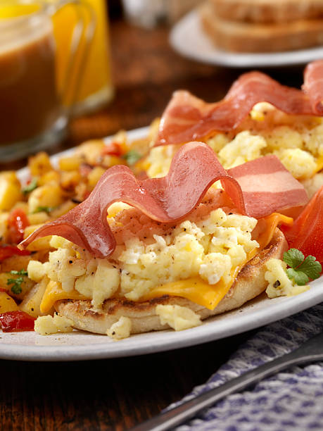 칠면조 베이컨, 달걀 조식 샌드위치 - scrambled eggs hash brown prepared potato eggs 뉴스 사진 이미지