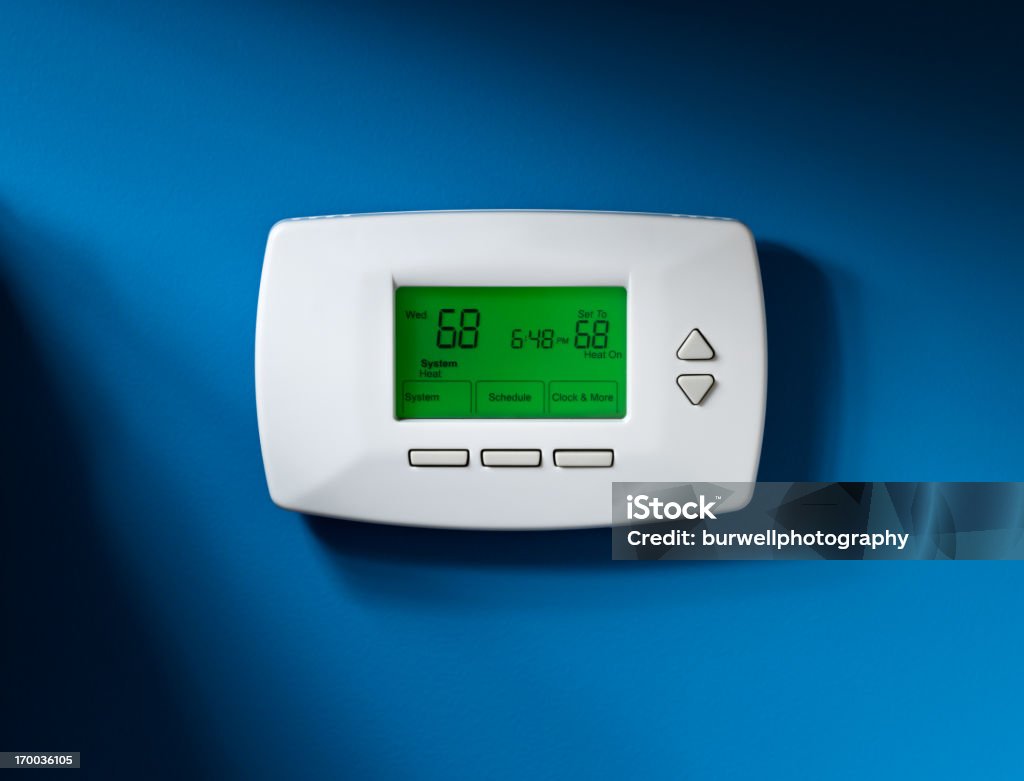 Терморегулятор, программируемых, изолированные на голубой - Стоковые фото Терморегулятор роялти-фри