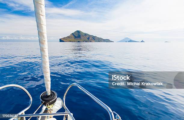 Isole Eaolian Prima Di Yacht - Fotografie stock e altre immagini di Isola di Stromboli - Isola di Stromboli, Isole Eolie, Mezzo di trasporto marittimo