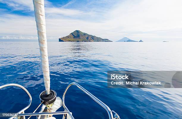 Foto de Ilhas Eaolian À Frente Do Iate e mais fotos de stock de Ilha Stromboli - Ilha Stromboli, Ilhas Aeolian, Veículo Aquático