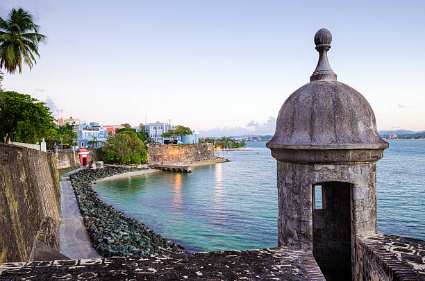 turret le long du mur de la vieille ville de san juan à porto rico - portoricain photos et images de collection