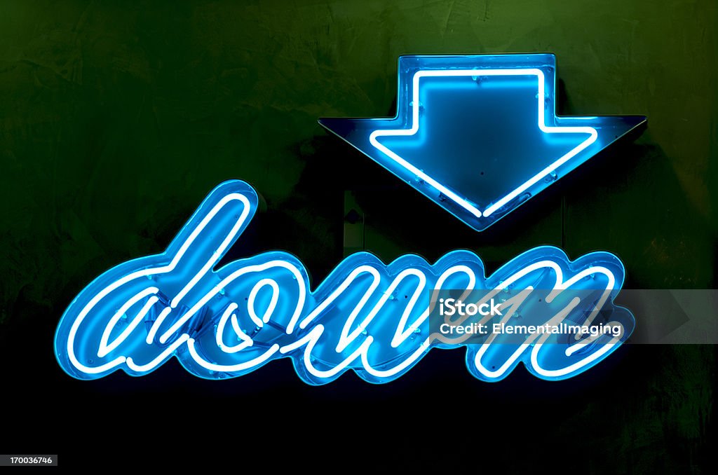 Clássica Americana de Neon azul e o sinal de seta para baixo - Foto de stock de Néon royalty-free